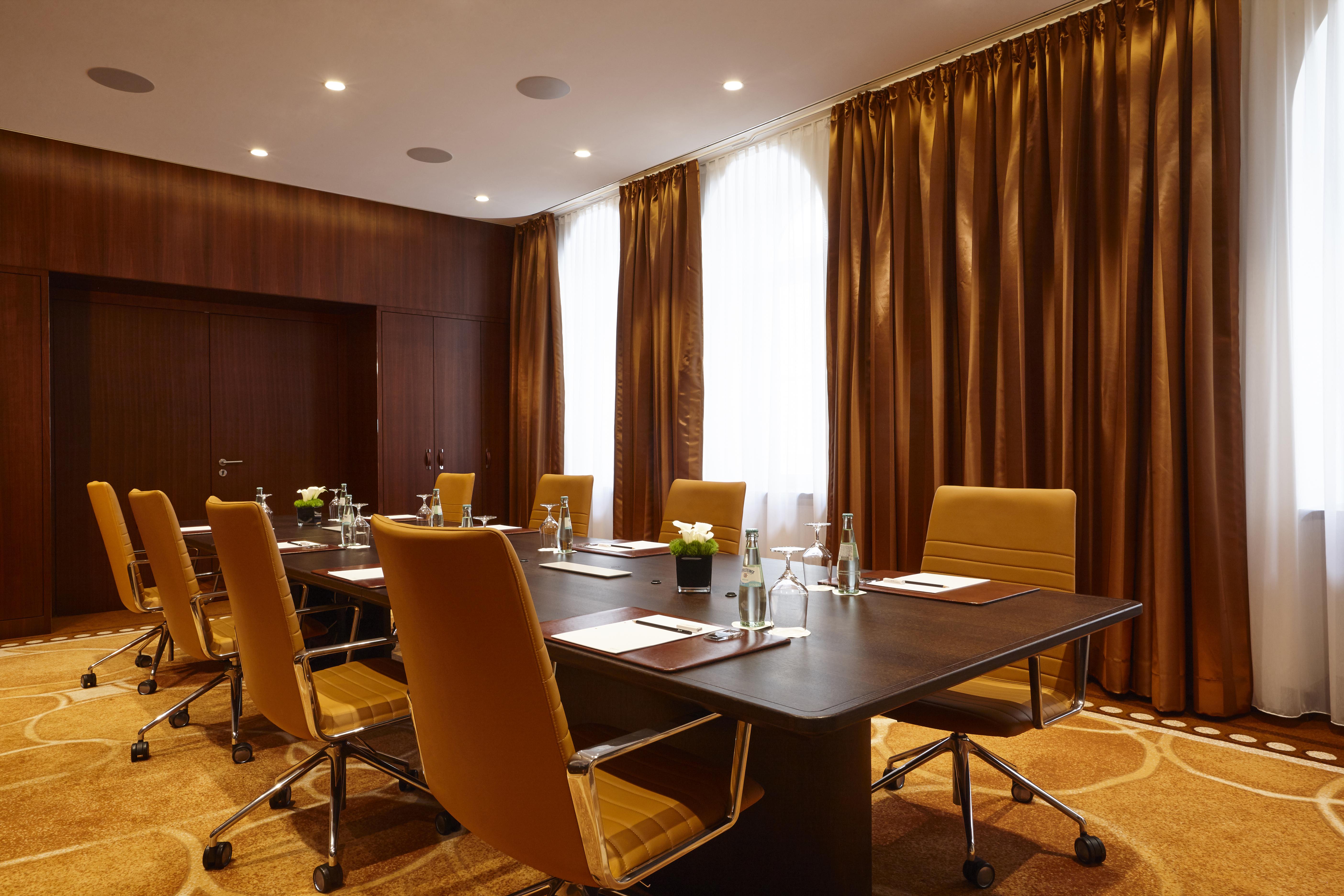 Vier Jahreszeiten Kempinski Hotel 5*